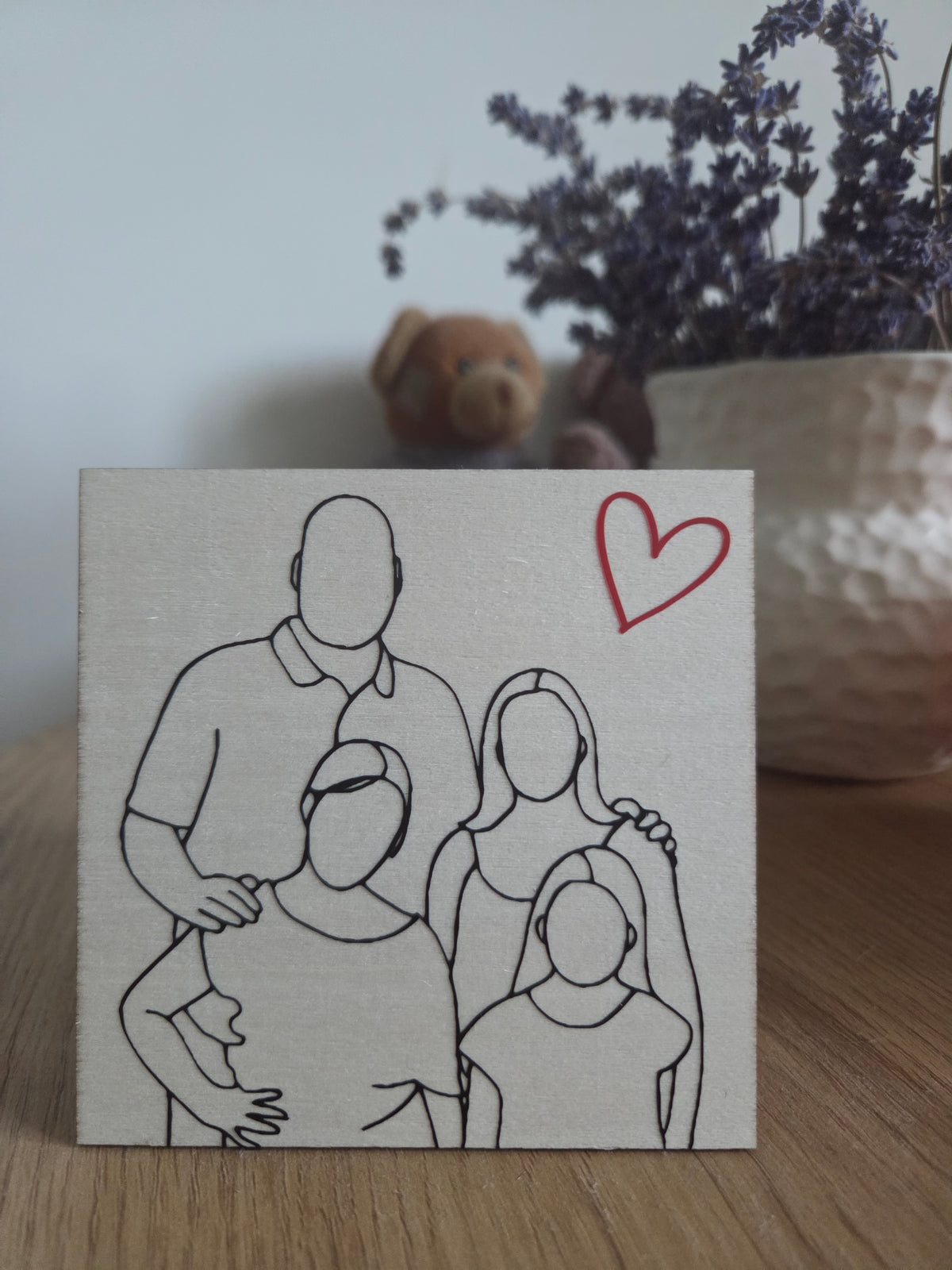 Houten bordje met handgetekende lijntekening